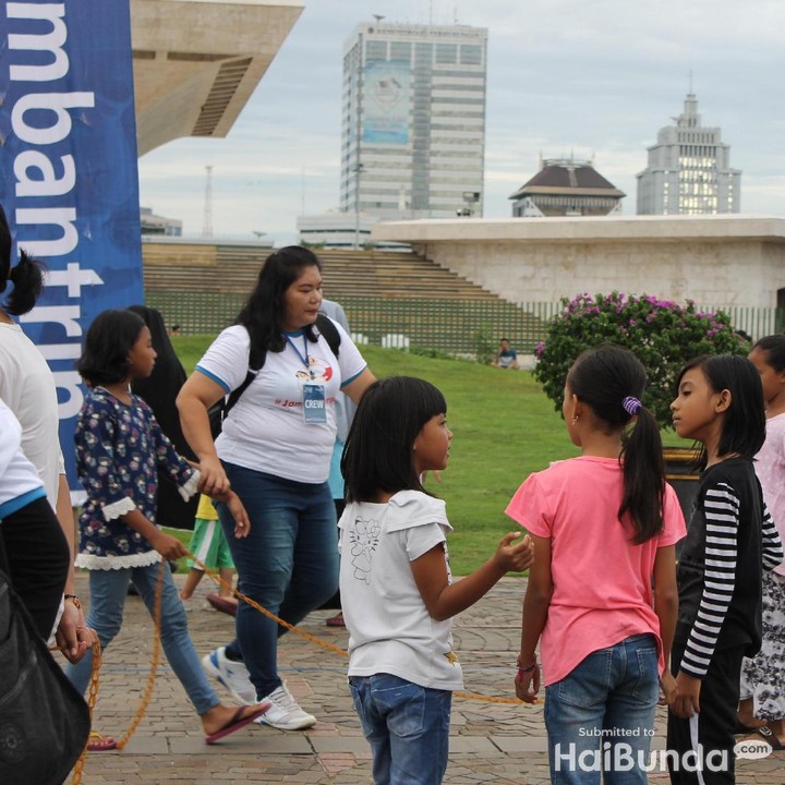 <p>Anak-anak sedang bersiap main lombat tali yang terbuat dari roncean karet gelang nih, nih.</p>