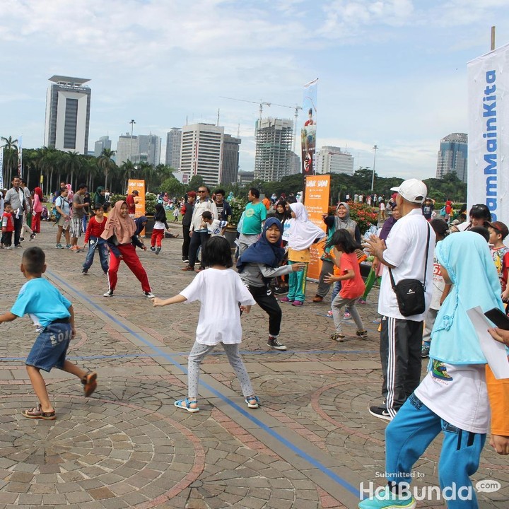 <p>Anak-anak yang lagi main gobak sodor udah siap dengan posisi masing-masing.</p>