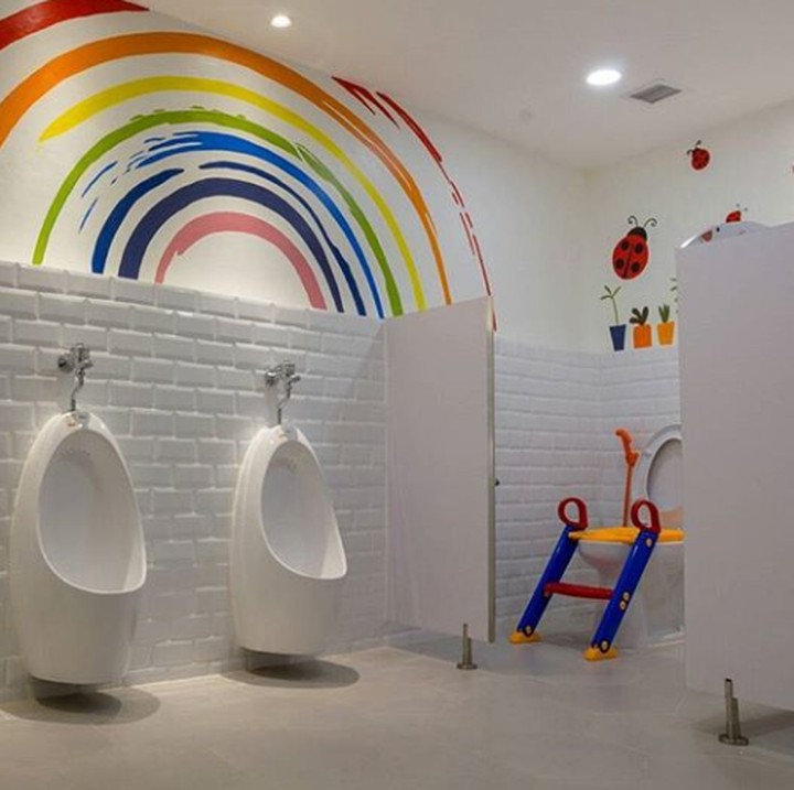 Wah ada pelanginya. Ini adalah toilet untuk anak di PSX Mall Palembang. Lucu ya? (Foto: Instagram @interiorcontractor_palembang)