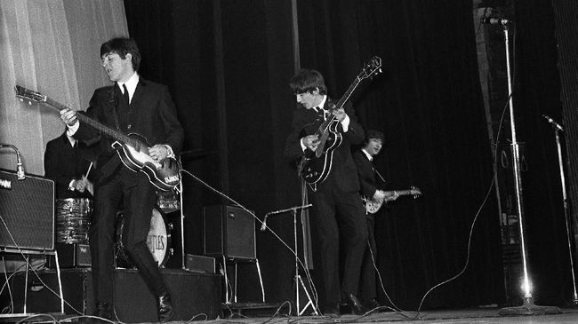 Fotografer di balik sampul sejumlah album legendaris The Beatles, Robert Freeman, meninggal dunia di usia 82 tahun.