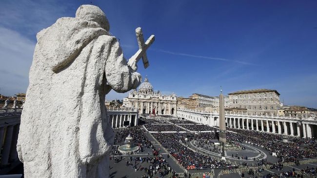Tak sembarang orang bisa mengikuti misa Paskah di Basilika Santo Petrus. Perlu mendaftar untuk masuk sejak jauh hari.