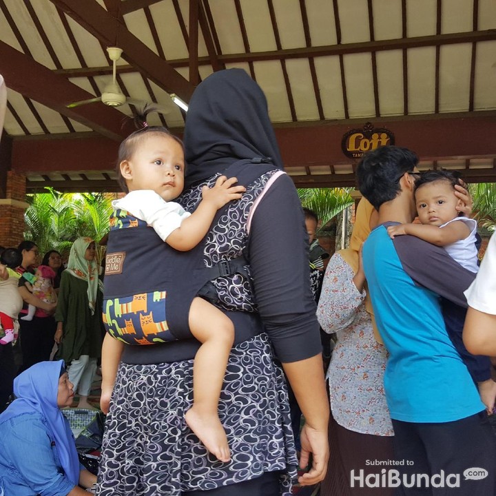 <p>Kalau bunda capek menggendongmu di depan, bunda bisa memindahkanmu di belakang. Sesimpel itu, Nak, menggendong bisa memudahkan banyak hal.</p>