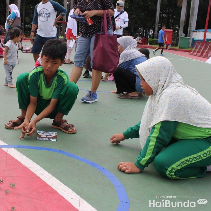 <p>Sst... Jangan diganggu dulu ya. Ada yang lagi konsentrasi main kelereng.</p>