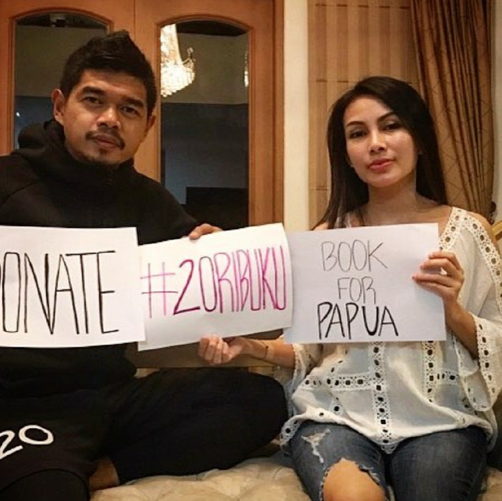 <p>Di tahun 2017 pasangan ini juga kompak melakukan donasi buku untuk anak-anak di Papua.  (Foto: Instagram/@bepe20)  </p>