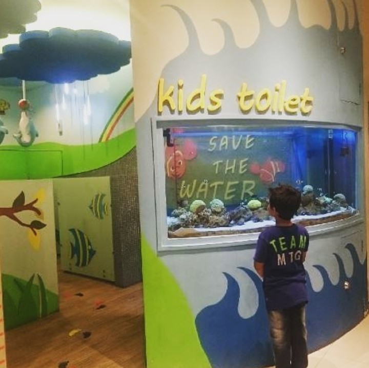 Wah, ada aquarium di toilet anak. Toilet keren ini ada di Grand City Surabaya, Bun. (Foto: Instagram @surabayaiminlove)