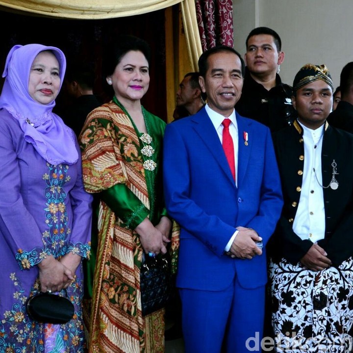 <p>Saat menghadiri resepsi pernikahan Pradista Machdala Putra, mantan ajudan Presiden Jokowi, Iriana memilih kebaya hijau yang dipadukan dengan selendang nuansa batik. (Foto: detikcom photo)</p>