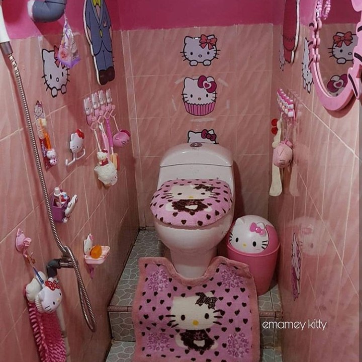 Hello Kitty di mana-mana. Gimana, suka nggak, Bun, dengan ide toilet anak seperti ini? (Foto: Instagram @wives_and_mothers)