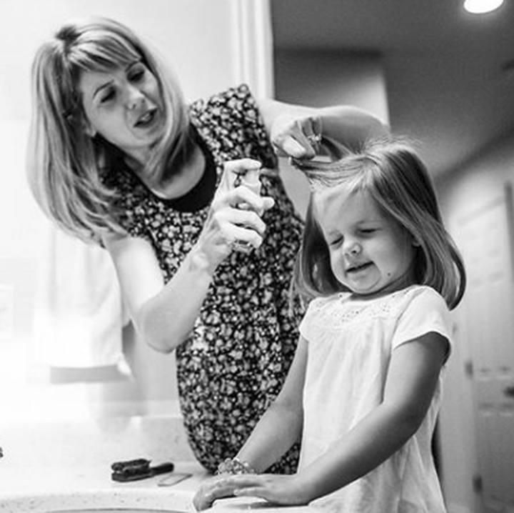 <p>Saat si gadis kecil sudah dewasa dan menikah, momen membantunya merapikan rambut juga bisa bikin kita mellow ya, Bun? (Foto: Instagram/ @stephwoodwardphotos)  </p>