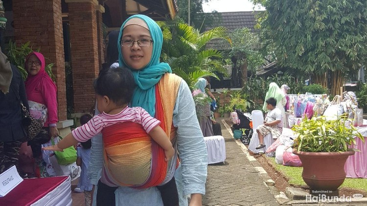 Jangan sedih, Bun, gendongan ergonomis nggak harus mahal.