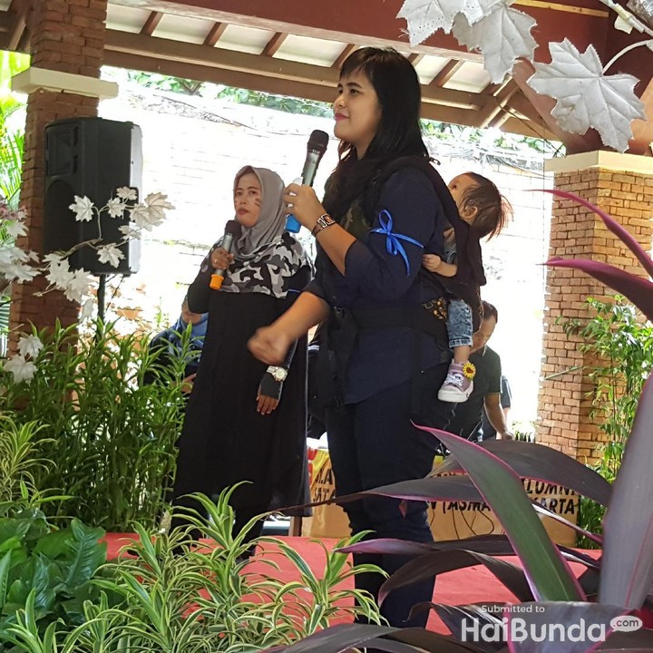 <p>Bagi bunda yang multitasking, menggendong sangat membantu banget. Termasuk saat bunda menjadi pembawa acara dalam kopi darat yang digelar komunitas JabodetabekCikarang BabyWearers di Taman Melati, Taman Mini Indonesia Indah, Jakarta, Minggu (25/3/2018). Iya, Nak, kamu tetap nyaman dalam gendongan dan bunda bisa menjalankan tugas. Semua happy.</p>
