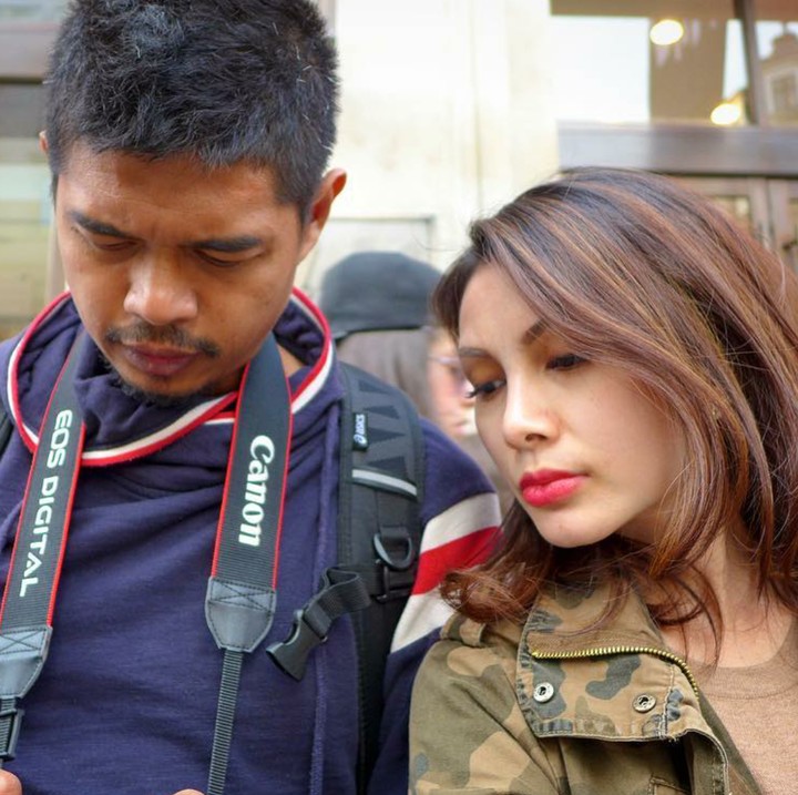 <p>Hmm, Dewi lagi melihat hasil jepretan sang suami.  (Foto: Instagram/@bepe20)  </p>