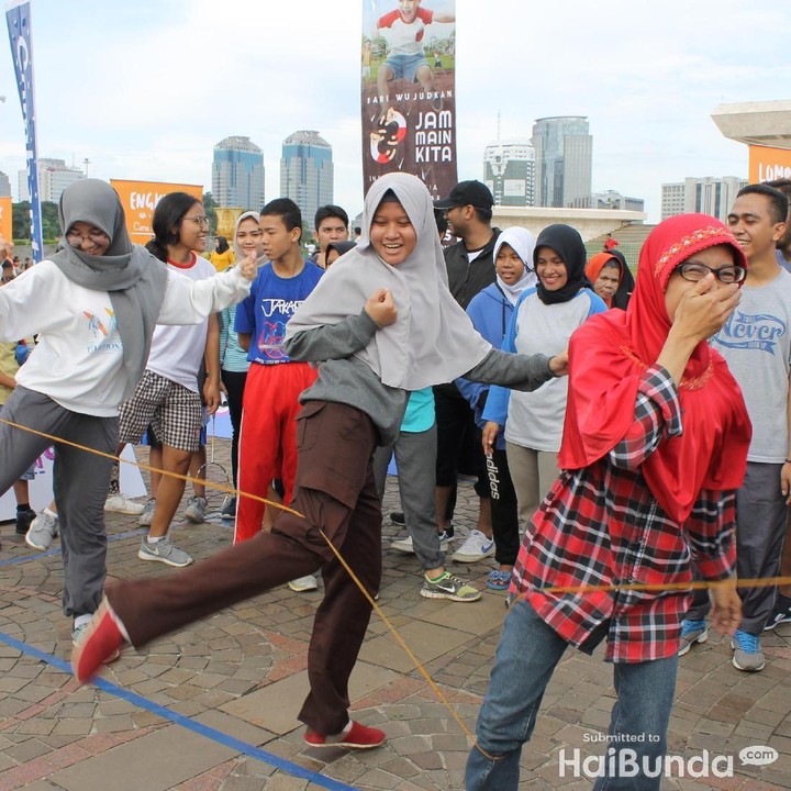 <p>Bunda dulu juga hobi main permainan karet ini nggak?</p>