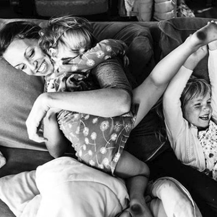 <p>Main sama anak-anak di sofa kayak gini pasti jadi momen yang bikin rindu ya, Bun? (Foto: Instagram/ @stephwoodwardphotos)  </p>