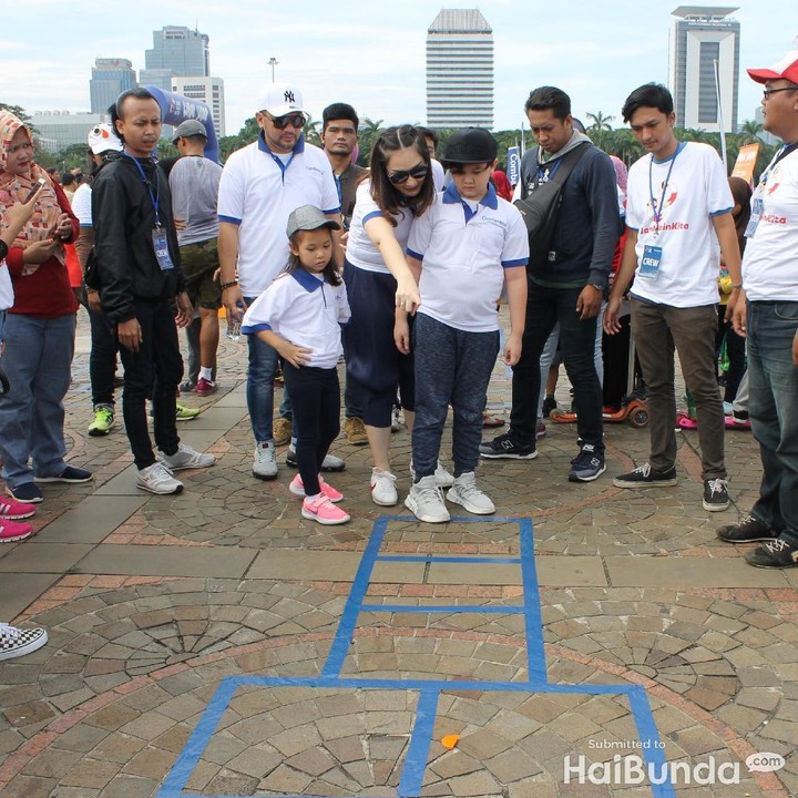 <p>Raka sama Nala lagi diajarin main engklek sama Bunda Mona Ratuliu nih?</p>