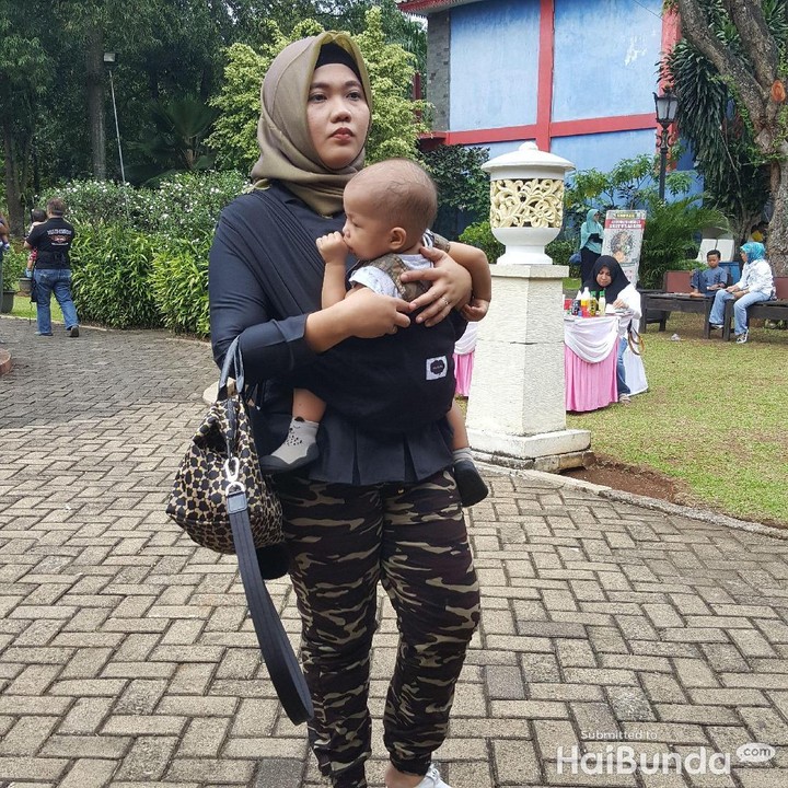 <p>Sejak itu bunda nggak peduli, kapanpun kamu butuh ketenangan, bunda akan menggendongmu.</p>
