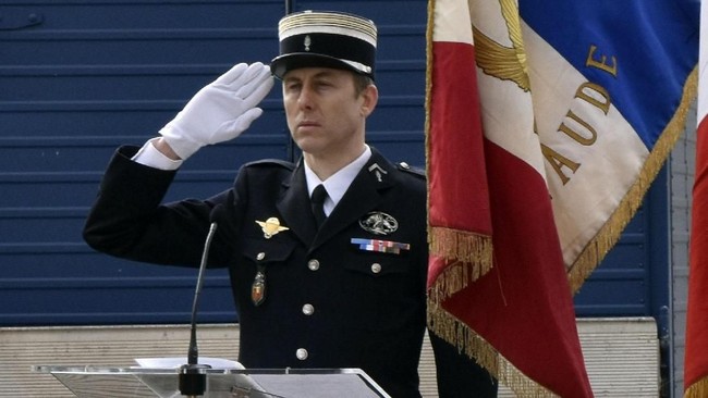 Meski berduka, ibu dan adik Letnan Kolonel Arnaud Beltrame, polisi yang tewas di supermarket U mengaku paham tindakan untuk mengorbankan nyawa sendiri.