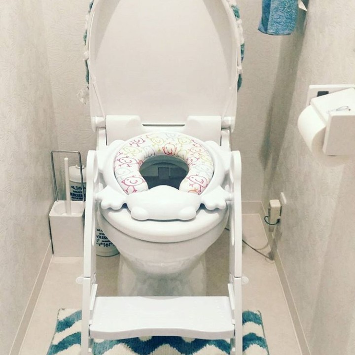 Ada tangganya nih, hi-hi. Bunda punya info di mana ada toilet untuk anak yang Instagramable lainnya? (Foto: Instagram @kutsushita.nyako)