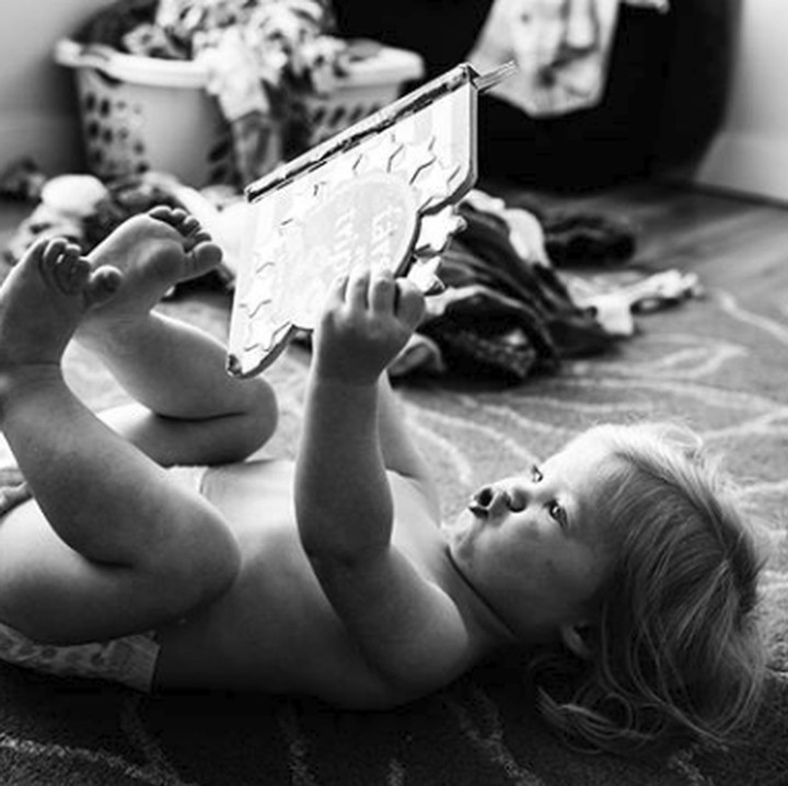 <p>Kelak kita juga akan rindu ketika rumah berantakan karena ulah si kecil. (Foto: Instagram/ @stephwoodwardphotos)  </p>