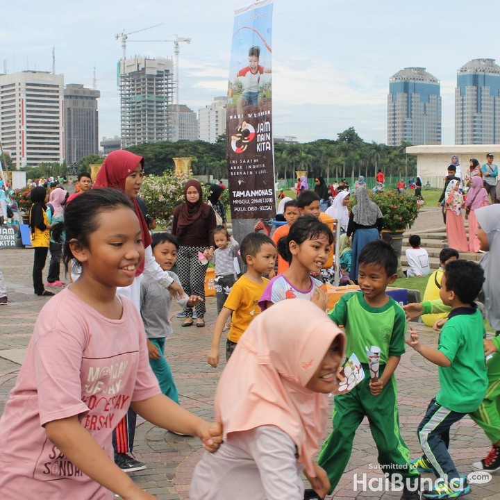<p>Begini senyum bahagia anak-anak saat main di luar ruangan. Seru banget ya!</p>