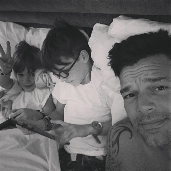 <p>Tidur bertiga nih, Bun. (Instagram: @ricky_martin)  </p>