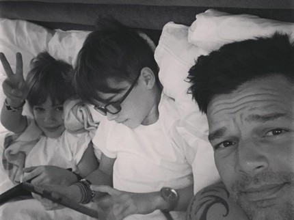 Asyiknya Ricky Martin saat Berkumpul dengan Anak Kembarnya