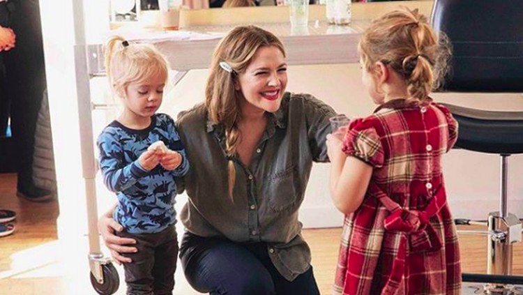 Drew Barrymore Para selebriti Hollywood melakukan parenting hacks ini. Hmm, apa saja ya?