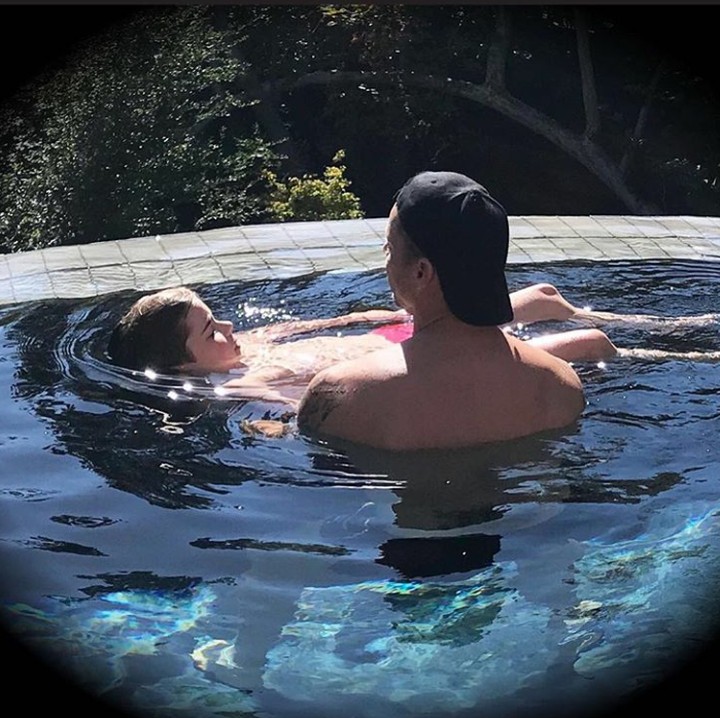 <p>Karena penggemar yoga, ia juga sering mengajak putranya melakukan yoga air. (Instagram: @ricky_martin)  </p>