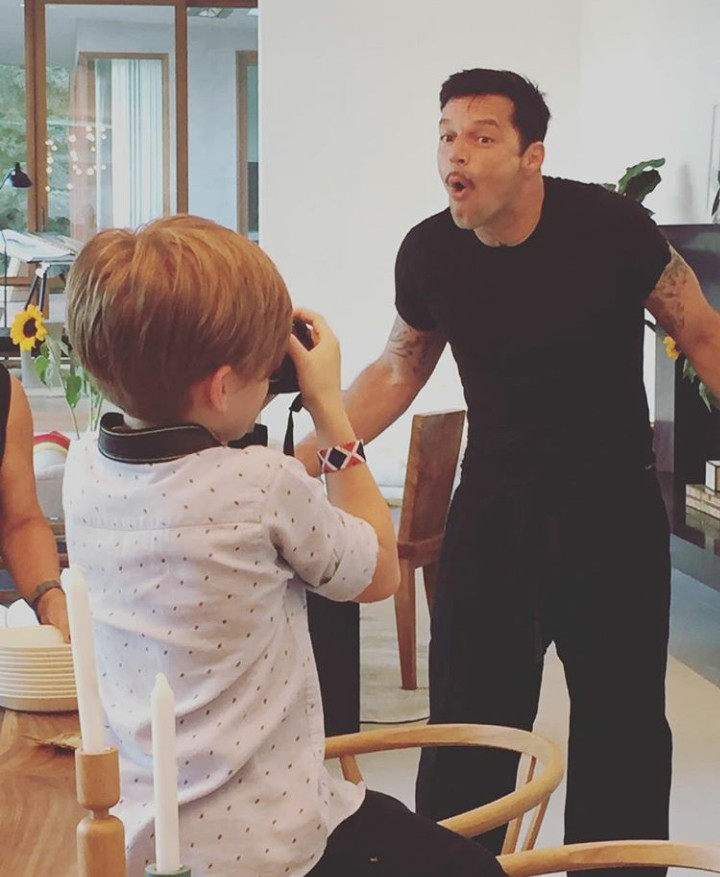 Asyiknya Ricky Martin saat Berkumpul dengan Anak Kembarnya