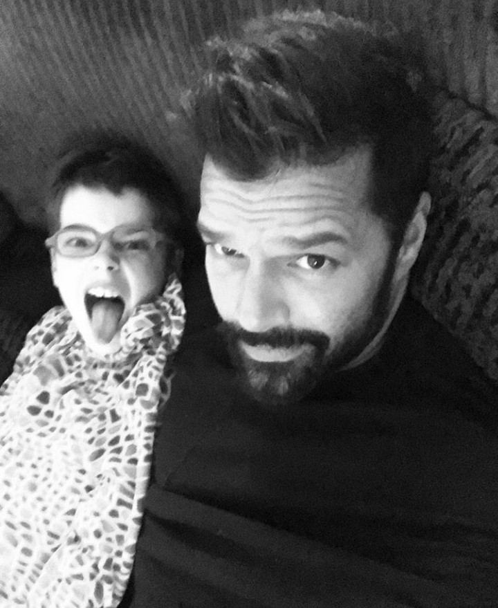 Asyiknya Ricky Martin saat Berkumpul dengan Anak Kembarnya