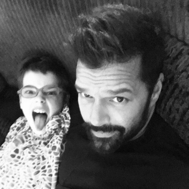 <p>Bersama Matteo yang memasang pose jahil, gemas banget! (Instagram: @ricky_martin)  </p>