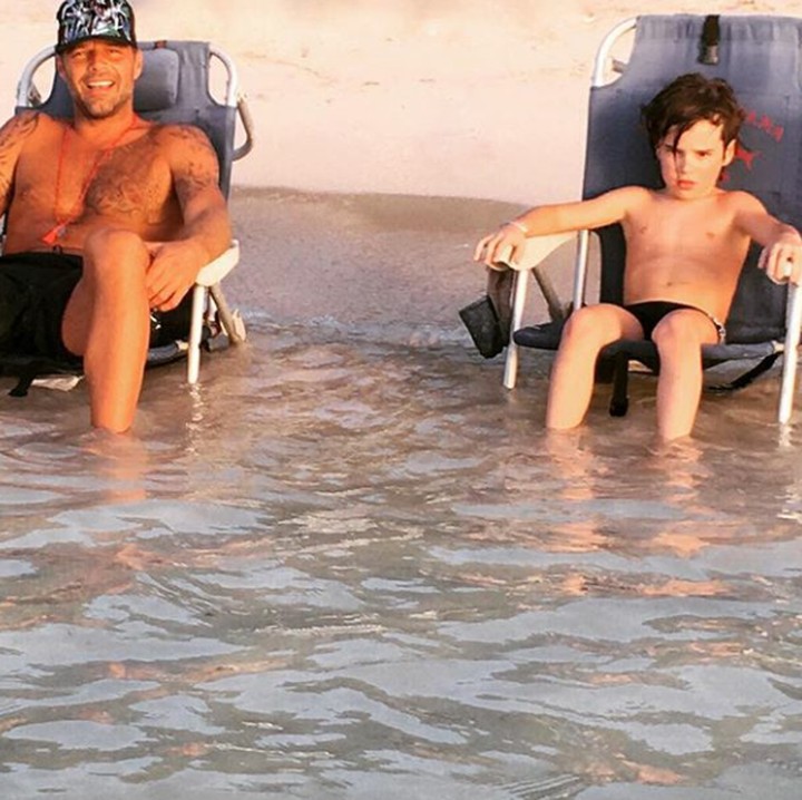 <p>Ikut berjemur di pantai bersama ayah. (Instagram: @ricky_martin)  </p>