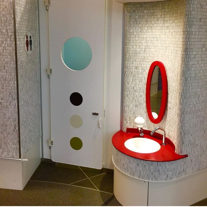 Kecil dan imut seperti toilet mainan, hi-hi. Toilet ini ada di Bandara Narita, Jepang. (Foto: Instagram @littleflower_tokyo)