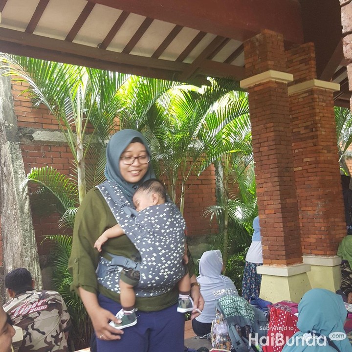 <p>Dulu, saat kamu baru lahir, Nak, bunda sering mendengar saran untuk nggak sering-sering menggendongmu. Katanya nanti kamu bau tangan.</p>