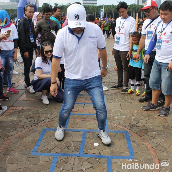 <p>Jangan salah, Ayah Indra Brasco juga bisa lho main engklek.</p>