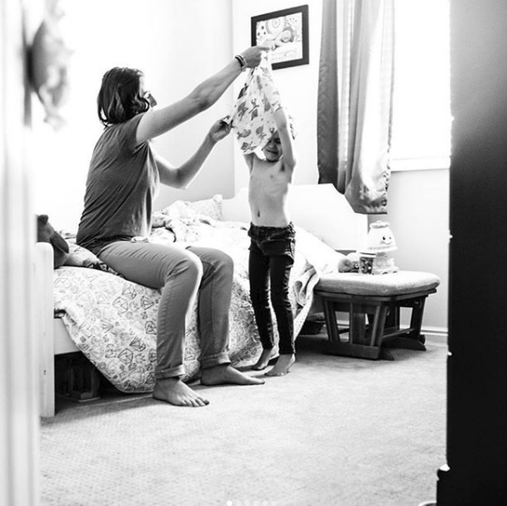 <p>Saat si anak lelaki beranjak remaja, momen membantunya memakai pakaian seperti ini juga bikin rindu... (Foto: Instagram/ @stephwoodwardphotos)  </p>