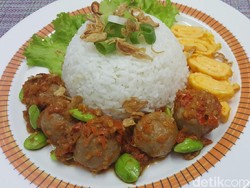 Menu Harian Ramadhan ke-19 : Nasi Pentol Pedas Menu Buka Puasa Nendang