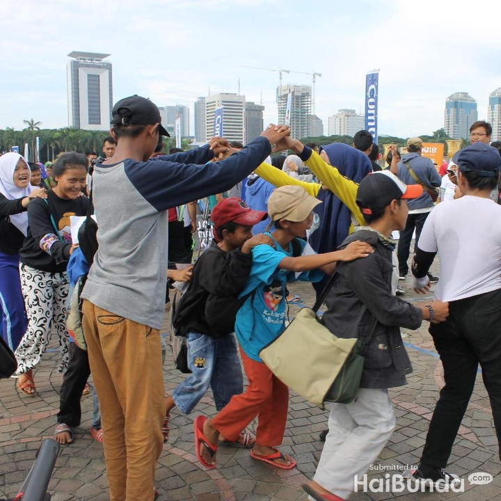 <p>"Ular naga panjangnya, bukan kepalang. Berjalan-jalan selalu riang ke mari..". Ingat nggak, Bun, ini permainan apa hayo?</p>