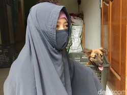 Hesti Wanita Bercadar Pemelihara 70 Anjing Ditolak Warga, Polisi Memediasi