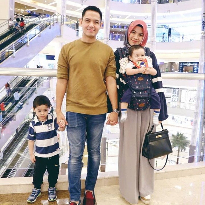 <p>Kompak sekali ya Dude dan Alyssa. Rasanya adem banget melihat foto-foto keluarga mereka. Semoga sehat dan bahagia selalu ya, dan kekompakannya menular pada pasangan lainnya. (Foto: Instagram @ichasoebandono)</p>