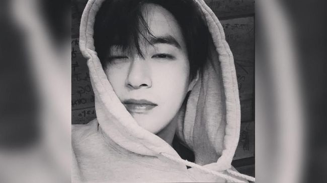 Agensi T.O.P Media mengumumkan kematian pentolan boyband Korea 100%, Seo Minwoo. Sang vokalis meninggal dunia di usia 33 tahun akibat gagal jantung.