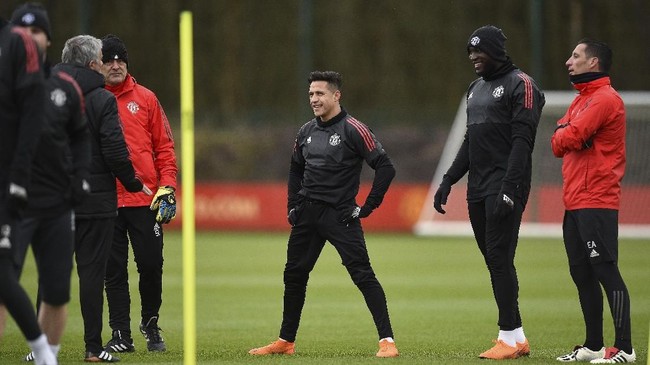 Alexis Sanchez dikabarkan tidak betah di Manchester United. Pemain asal Chile itu diberitakan tidak akur dengan rekan setimnya di skuat The Red Devils.