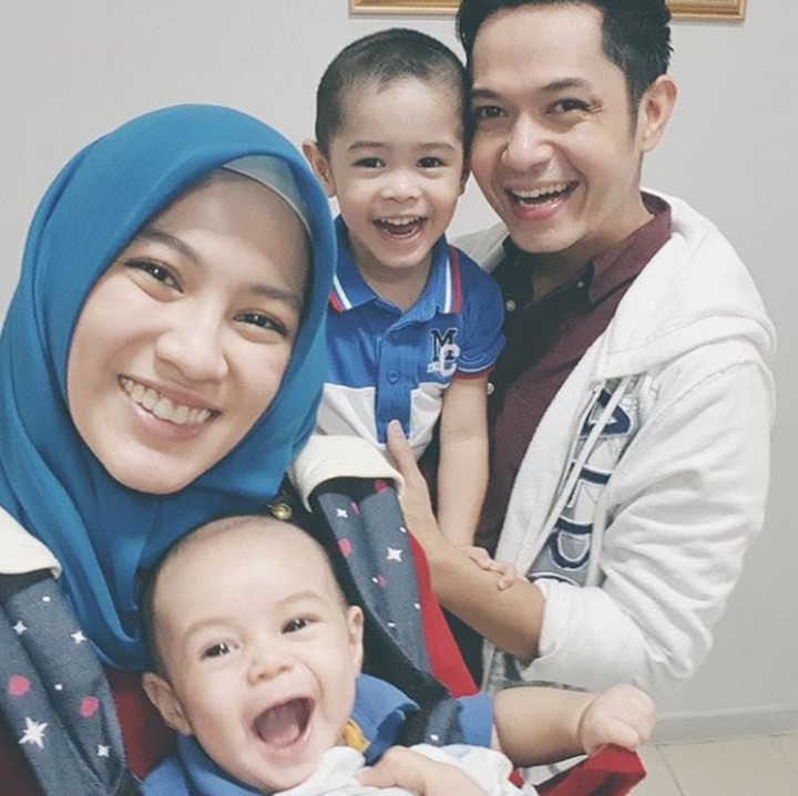 <p>Baik Alyssa maupun Dude menyadari nggak gampang melewati kerikil yang ditemui dalam perjalanan rumah tangganya. Tapi keduanya selalu bergandengan tangan satu sama lain agar saling menguatkan. (Foto: Instagram @ichasoebandono)</p>