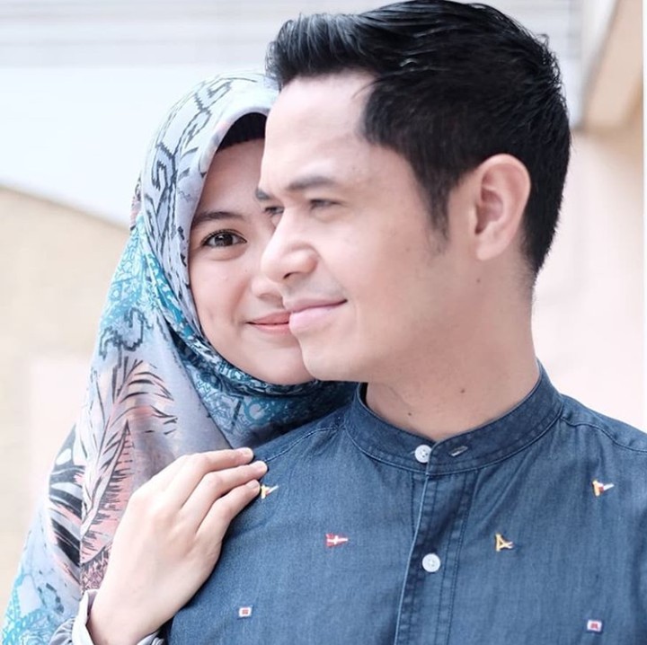 <p>Orang bijak bilang, syarat pernikahan yang langgeng adalah jatuh cinta berkali-kali kepada orang yang sama. (Foto: Instagram @ichasoebandono_</p>