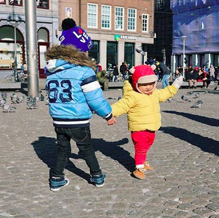 <p> Di Belanda, Kawa juga bertemu dengan teman baru lho. Yeay! (Foto: Instagram/ @andienippekawa)</p>