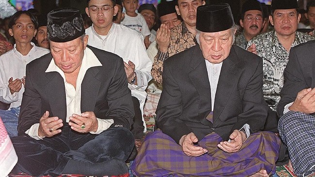 Probosutedjo telah mangkat Senin (26/3) pagi. Semasa hidup, Probo pernah meluruskan dirinya sebagai adik kandung mantan presiden Soeharto, bukan adik tiri.