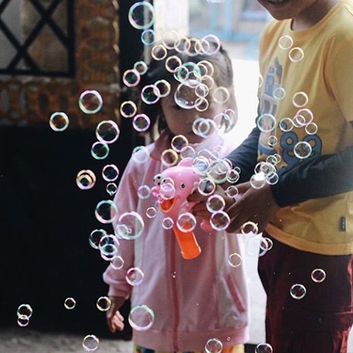 <p>Saat kita kecil, mainan gelembung sabun juga menyenangkan ya, Bun? Hi-hi permainan ini memang nggak lekang oleh waktu. (Foto: Instagram @wangbinhvan)</p>