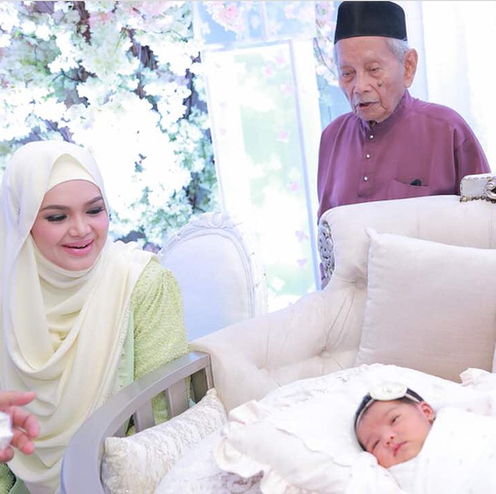 <p>Siti Aafiyah lahir melalui prosedur operasi caesar.(Foto: Instagram @ctdk/ @kakifoto_)</p>