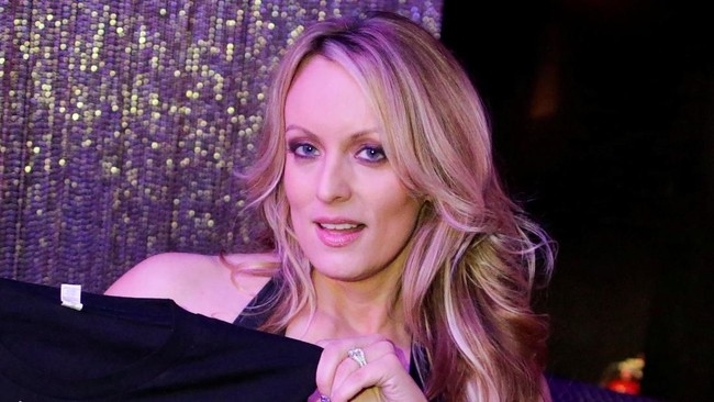 Pengacara Presiden Donald Trump menuntut bintang film dewasa Amerika Serikat, Stormy Daniels ratusan ribu dolar sebagai ganti rugi biaya proses hukum.