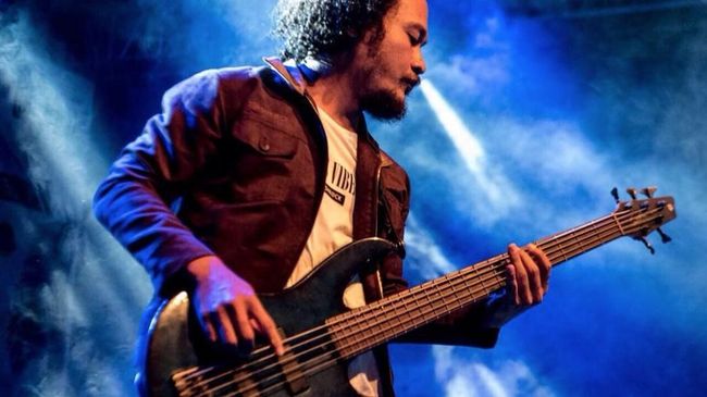Ucapan duka cita atas kematian pemain bas band Navicula, Made Indra membanjiri media sosial. Sang musisi meninggal usai mengalami masa kritis akibat kecelakaan.