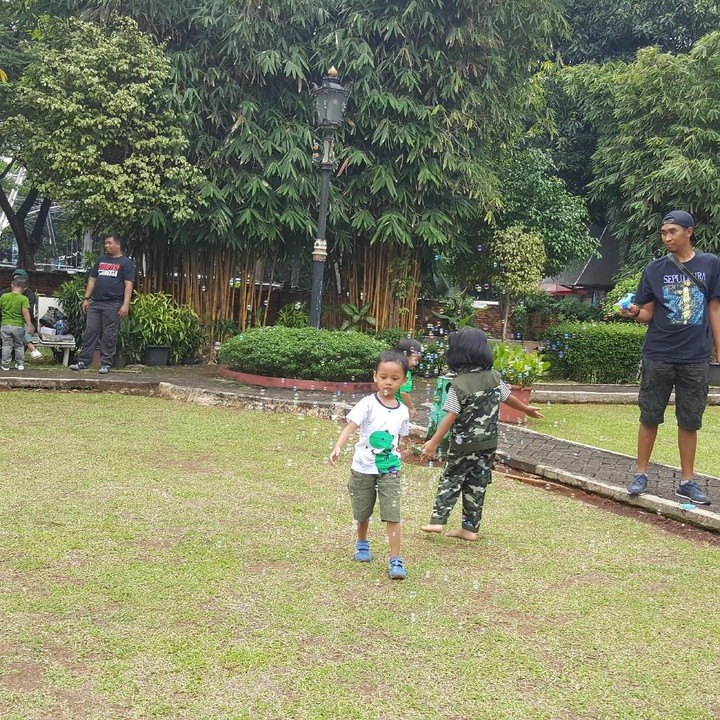 <p>Saat gelembung dimainkan di lapangan, misalnya, anak-anak yang semula nggak kenal pun bisa main bareng. Happy! (Foto: Instagram/ Istimewa)</p>